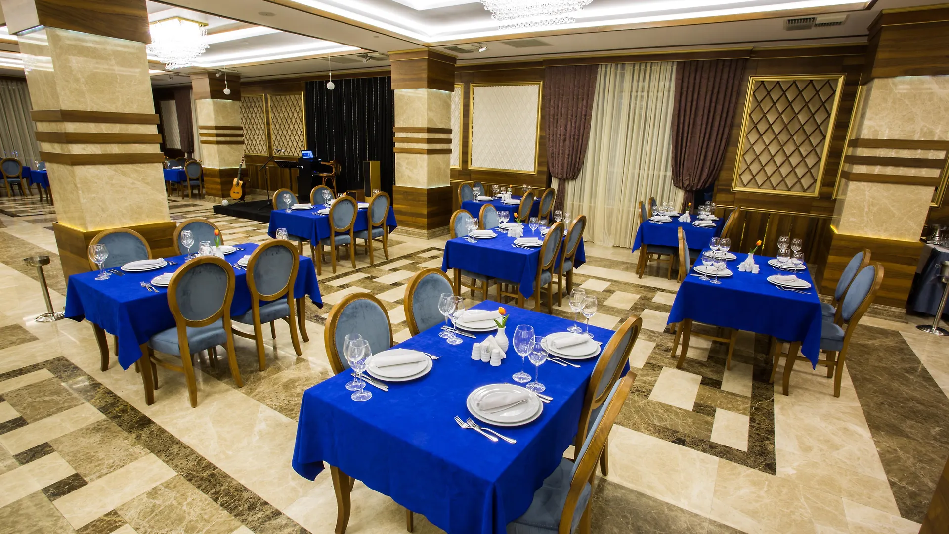 Renaissance Palace Bakü 4*,